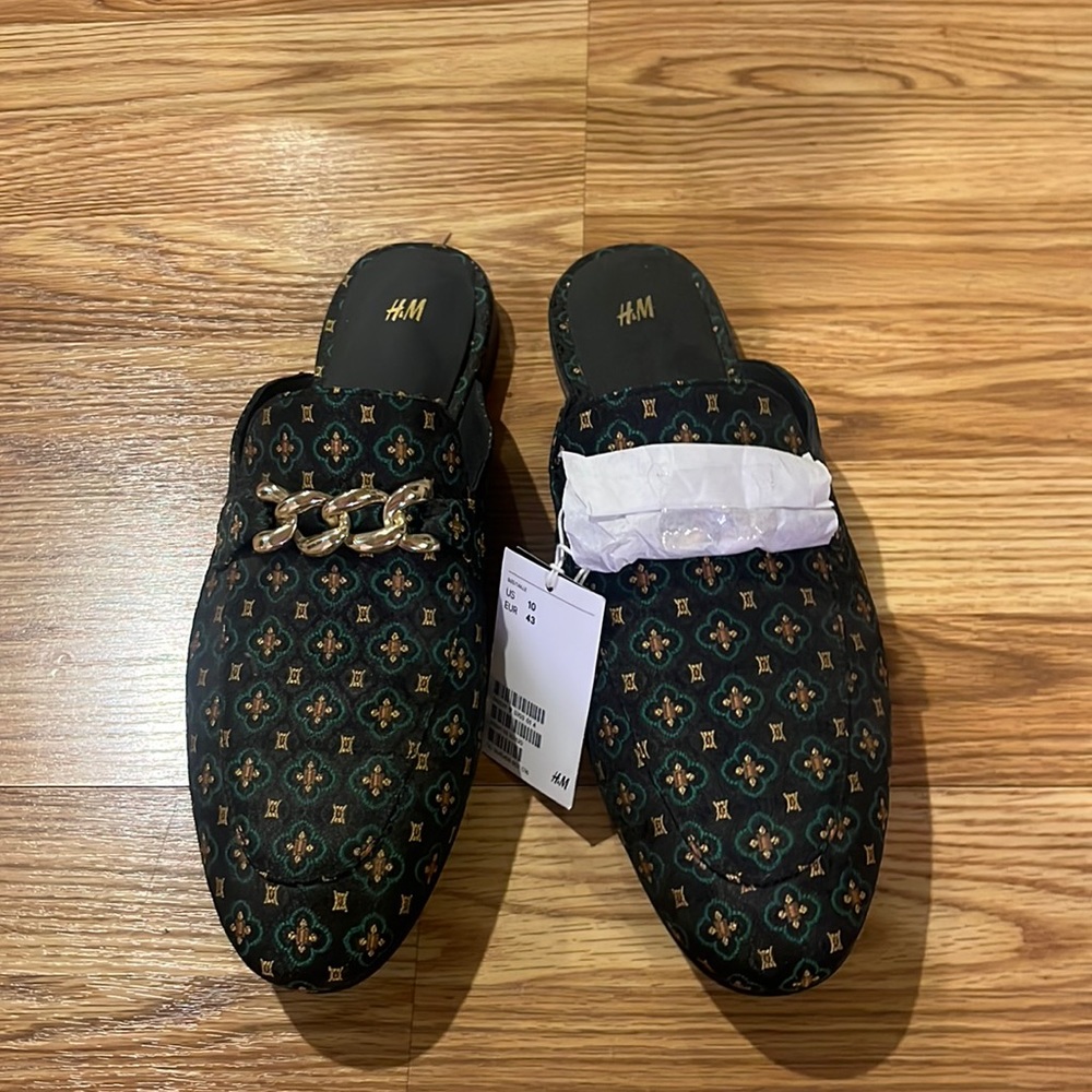 H&M men’s slipper shoes in excellent condition.